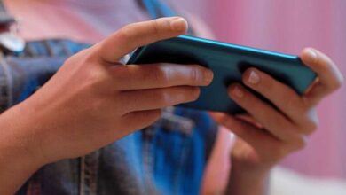 Smartphone prima dei 13 anni nuoce alla salute mentale dei giovani