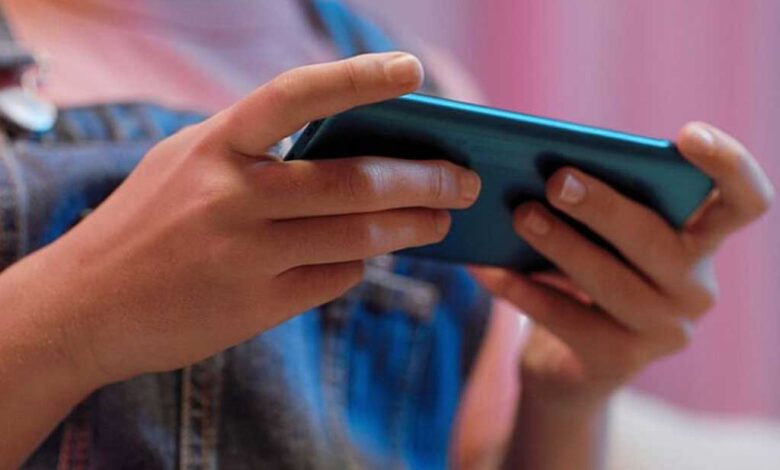 Smartphone prima dei 13 anni nuoce alla salute mentale dei giovani
