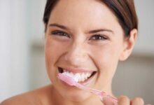 Un amminoacido naturale può aiutare a trasformare la placca dentale da un distruttore dei denti a un protettore dei denti.