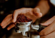 Caffè e tè potrebbero proteggere dalla demenza (ma solo se contengono caffeina)