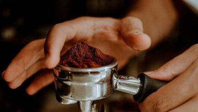 Caffè e tè potrebbero proteggere dalla demenza (ma solo se contengono caffeina)