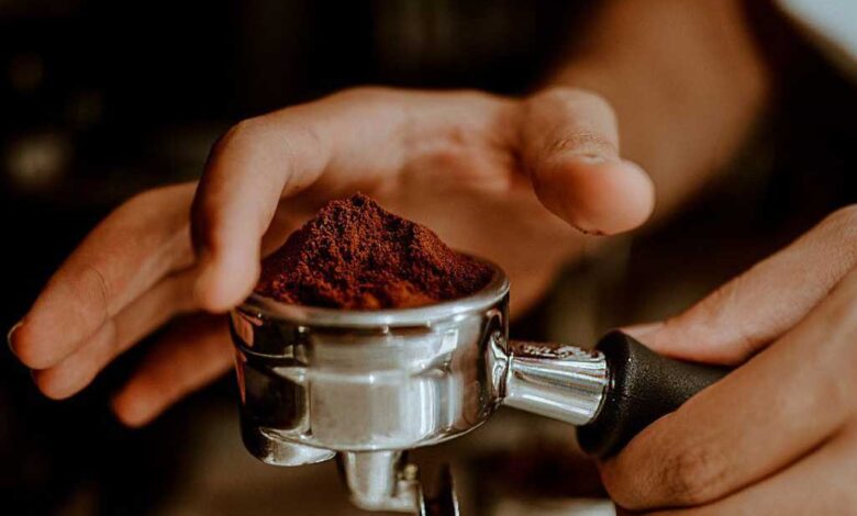 Caffè e tè potrebbero proteggere dalla demenza (ma solo se contengono caffeina)