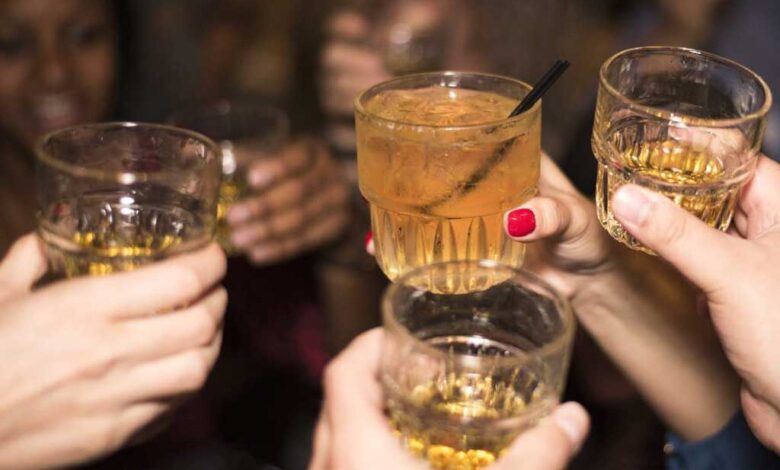 Il binge drinking (abbuffata alcolica) potrebbe triplicare il rischio di gravi danni al fegato