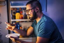 Lo stress unito agli spuntini notturni all’origine di problemi intestinali.