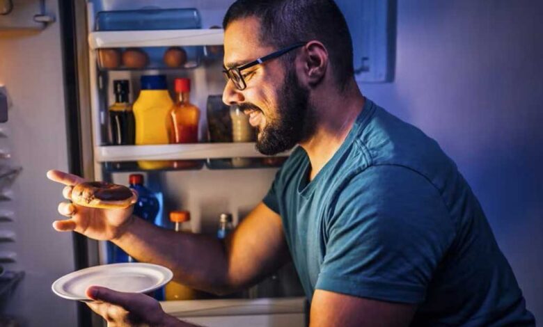 Lo stress unito agli spuntini notturni all’origine di problemi intestinali.