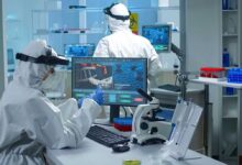 Il vaccino universale contro il coronavirus progettato con l'intelligenza artificiale supera la prima sperimentazione sull'uomo.